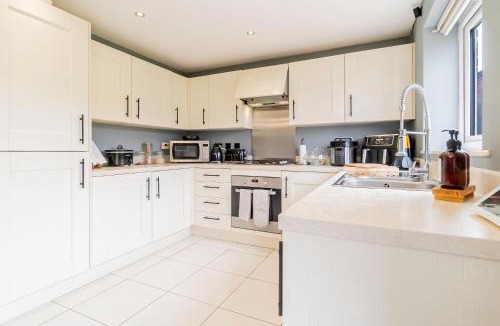 Birmingham Apartment | Three Bedroom Birmingham Stay Free Parking Perfect for Families Travellers Professionals M6