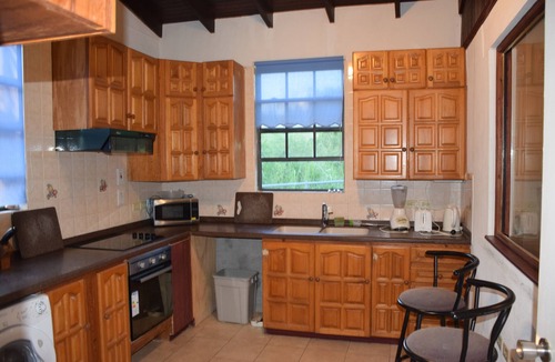 Arthurs Seat House | Three Bedroom Bungalow with Swimming Pool, 3/4 Acre of Land, Sleeps 7