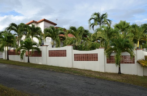 Arthurs Seat House | Three Bedroom Bungalow with Swimming Pool, 3/4 Acre of Land, Sleeps 7