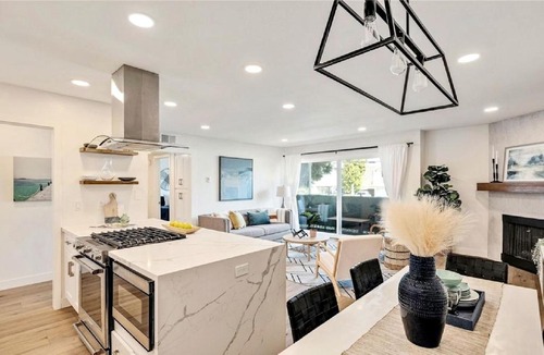 Hermosa Beach Apartment | Three Bedroom Coastal Residence with Ocean Views