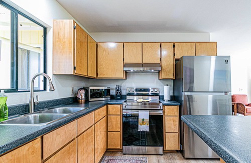 Fern Acres House | Three-bedroom Hawaiiana. Visit Volcanoe & more!