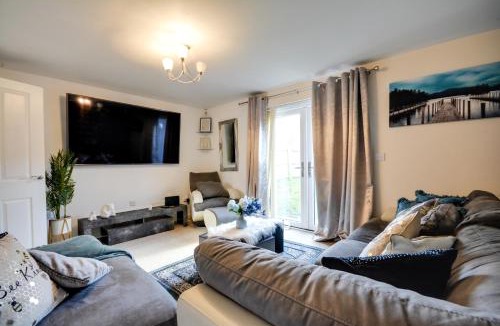 Runcorn House | Three Bedroom House in Runcorn Close To The Lake with Free Parking