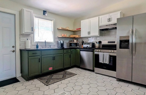 College Town House | Three Bedroom. Outdoor Space. Game Room. Walk to Doak and College Town.