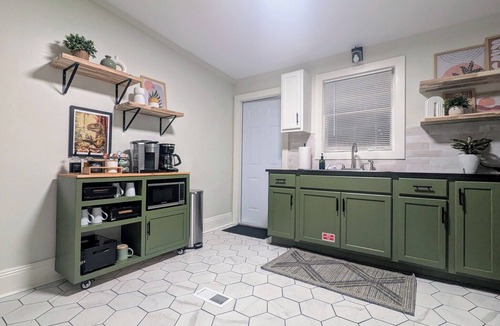College Town House | Three Bedroom. Outdoor Space. Game Room. Walk to Doak and College Town.