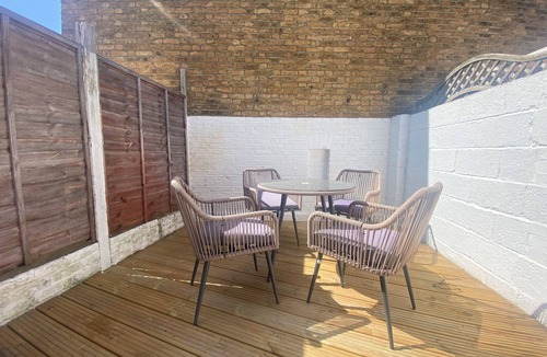 South Richmond House | Three-Bedroom Terraced House in the Heart of Richmond with Outdoor Seating