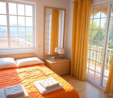 Anarvagos House | Three Bedroom with Fireplace and Piano