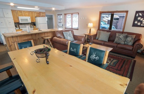 Estes Park Ski Chalet | Three Bedroom with Spacious Living room, Dining Room, and Deck