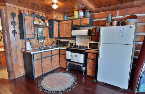 Hayward House | Three-bedroom with three queen beds and sofa sleeper, lake front on Big Round