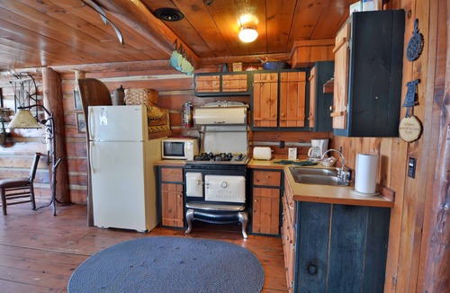 Hayward House | Three-bedroom with two queen beds, two twin beds, lake front on Big Round