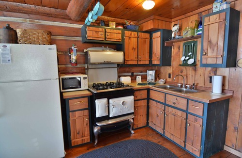 Hayward House | Three-bedroom with two queen beds, two twin beds, lake front on Big Round