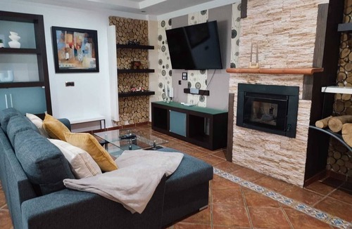 Arriate House | Three bedrooms five bathrooms patio with pool private parking