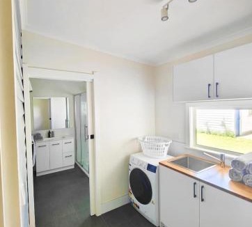 Invermay House | Three Bedrooms Hermay Cottage with Free Parking and 5 minutes drive to Launceston near museum