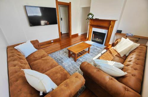 Invermay House | Three Bedrooms Hermay Cottage with Free Parking and 5 minutes drive to Launceston near museum