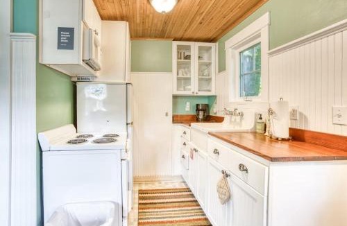 Downtown Cannon Beach House | Three Cozy Cottages with Gas Fireplaces Courtyard & Beach Access - Dog-Friendly