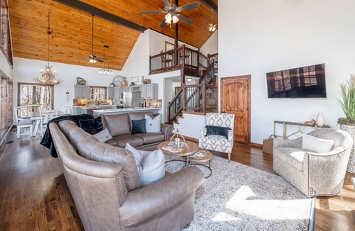 Bixby House | Three houses on 160 Acres | Perfect for Large Family Gatherings