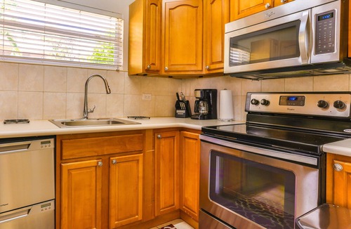 Seven Mile Beach Condo | THREE King Beds plus Twin Plantation Village #15 4 TVs with HD Cable