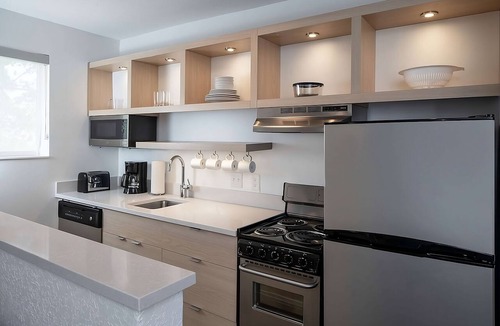 Falls Church Hotel | Three Modern 2BR Suites with Kitchen, Pet-friendly, Near Smithsonian Museum!