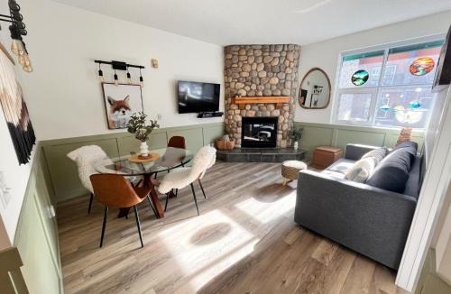 Canmore Apartment | Three Peaks Getaway Jacuzzi Suite - sleeps 4