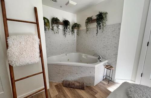 Canmore Apartment | Three Peaks Getaway Jacuzzi Suite - sleeps 4