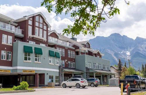 Canmore Apartment | Three Peaks Getaway Jacuzzi Suite - sleeps 4
