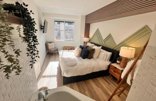Canmore Apartment | Three Peaks Getaway Jacuzzi Suite - sleeps 4