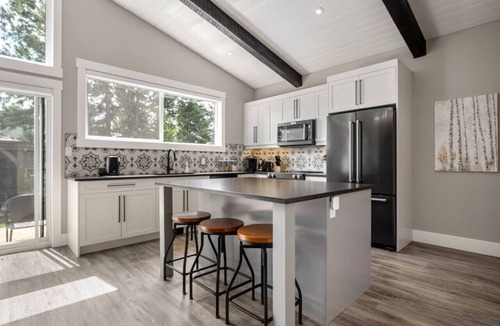 Invermere House | Three Peaks | Private Hot Tub | Games Room | Golf