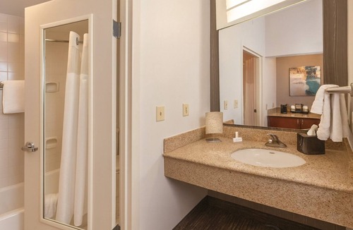 Newark Hotel | THREE Relaxing Units, Indoor Swimming Pool, Pets Allowed, Free Parking!