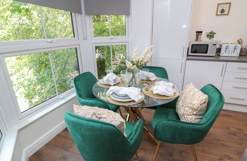 Peterborough Cottage | THREE, romantic in Peterborough