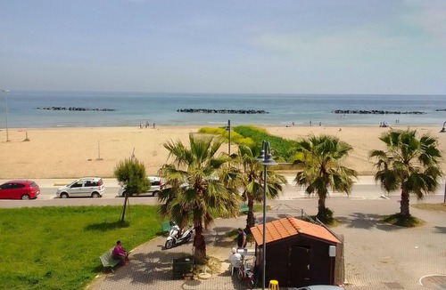 Roseto degli Abruzzi Apartment | Three-room apartment by the sea with garden