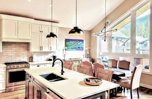 Three Sisters Mountain Village Ski Chalet | Three Sisters Stylish 4-Bedroom Chalet + Hot Tub