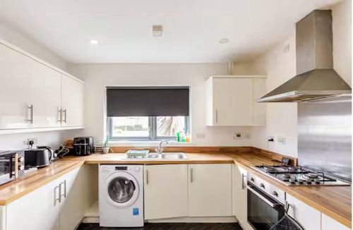 Thames House | Three Stay, Large En-suite King Size Room with Balcony