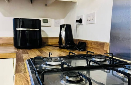 Thames House | Three Stay, Large En-suite King Size Room with Balcony