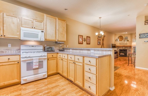 Government Camp House | Three-story retreat with a gas fireplace plus access to pool, hot tub, & sauna