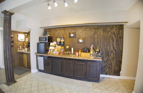 Brownsville Hotel | Three Vibrant & Comfortable 2 Queen Bed Units Perfect for Group Travelers