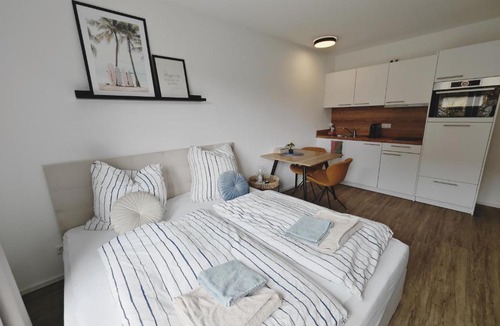 Metzingen Apartment | TiCasa WAVE-Zentral-Outlet-Aufzug-Stylisch-Unique