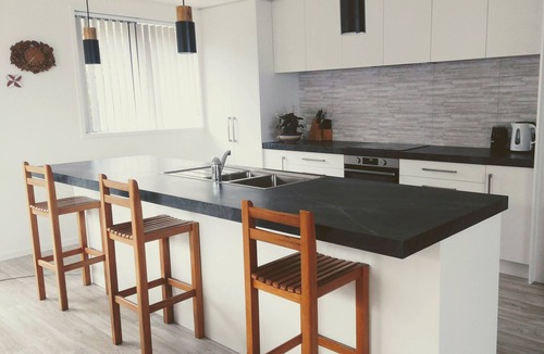 Cable Bay House | Tidal Tranquillity.n5 Minutes stroll to the Beach.