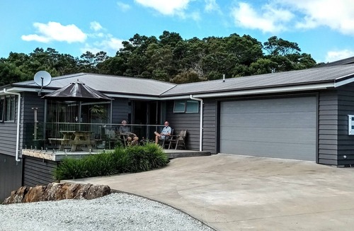 Cable Bay House | Tidal Tranquillity.n5 Minutes stroll to the Beach.