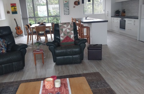 Cable Bay House | Tidal Tranquillity.n5 Minutes stroll to the Beach.