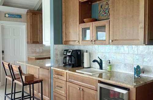 Lubbers Quarters Cay House | Tide's Edge-a Large 4B4B house in marvelous Marsh Harbour with AC, Private Dock