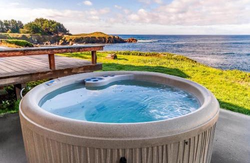 Fort Bragg House | Tideaway Private Hot Tub and Expansive Ocean View