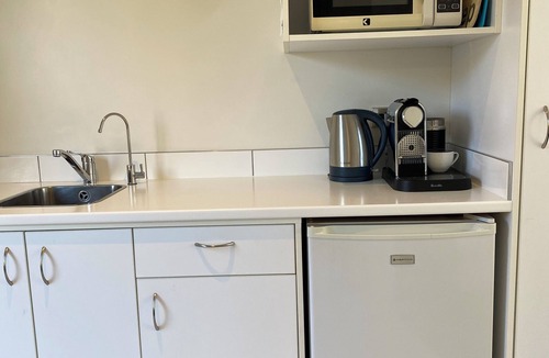 Westport Apartment | ~TIDES at Carters~ Modern Beachside Studio next to beach, domain, coastal trail.