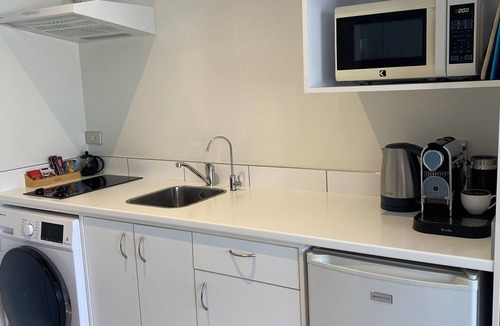 Westport Apartment | ~TIDES at Carters~ Modern Beachside Studio next to beach, domain, coastal trail.