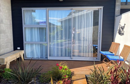 Westport Apartment | ~TIDES at Carters~ Modern Beachside Studio next to beach, domain, coastal trail.