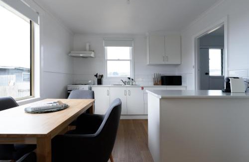 Ulverstone House | Tidy & Comfortable 2-Bed Home with Study – Close to Town