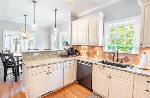 Manning House | Tie One On! at 4 Bdr Waterfront Lake Marion