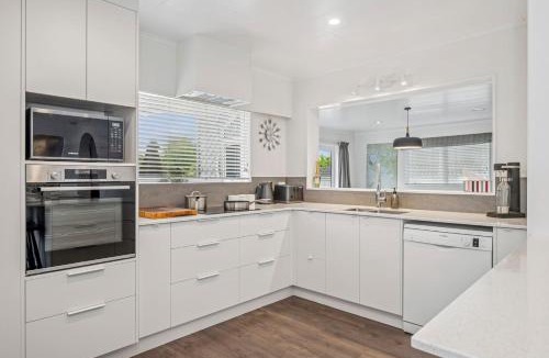 Springfield House | Tihi Time - Great Deck Spa Pool & Games Room