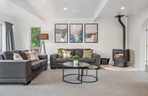 Springfield House | Tihi Time - Great Deck Spa Pool & Games Room