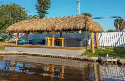 Venetian Way House | Tiki Key- Waterfront Tiki Hut and Hot Tub