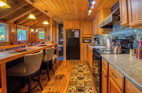 Rangeley Plantation House | Tilman Camp - Beautifully furnished cottage tucked away on the shores of Rangeley Lake
