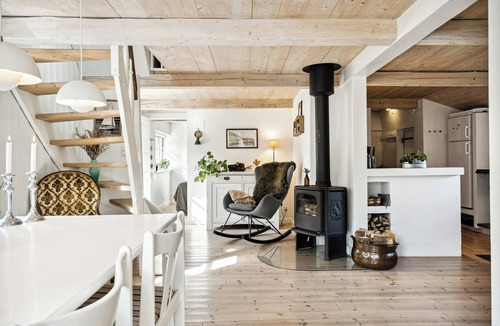 Juelsminde House | Timber-framed with bright and idyllic garden